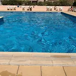 Résidence avec piscine et box, vue sur mer