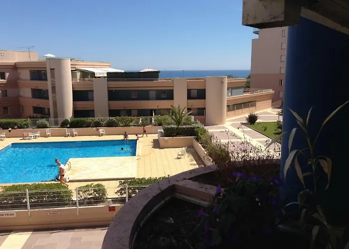 Résidence avec piscine et box, vue sur mer